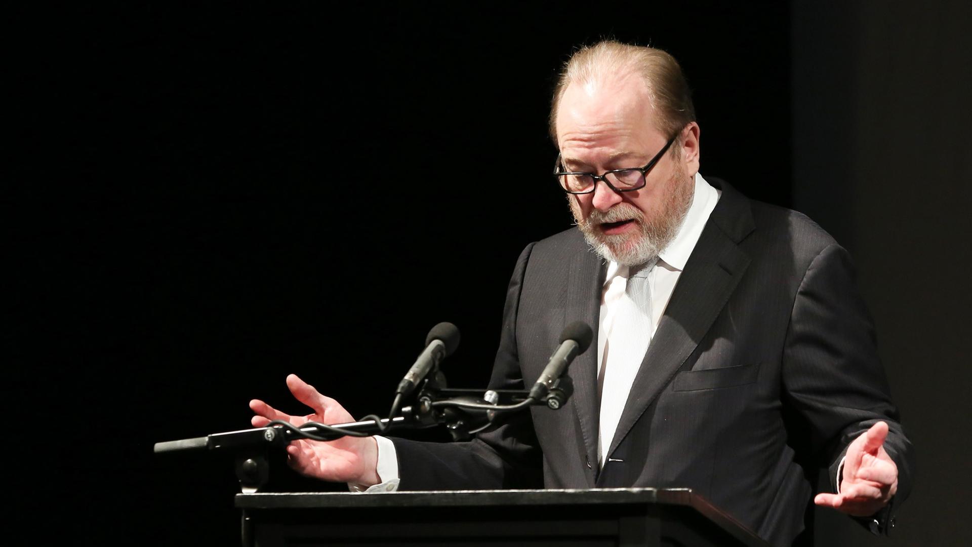 Jan Philipp Reemtsma spricht am 09.02.2014 im Thalia-Theater in Hamburg bei der Verleihung der Lessing-Preise. Jan Philipp Reemtsma spricht am 09.02.2014 im Thalia-Theater in Hamburg bei der Verleihung der Lessing-Preise.