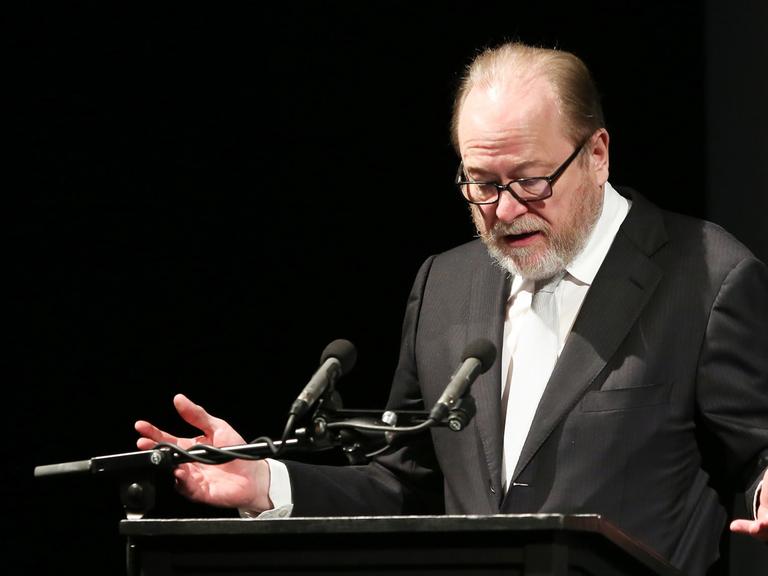 Jan Philipp Reemtsma spricht am 09.02.2014 im Thalia-Theater in Hamburg bei der Verleihung der Lessing-Preise.