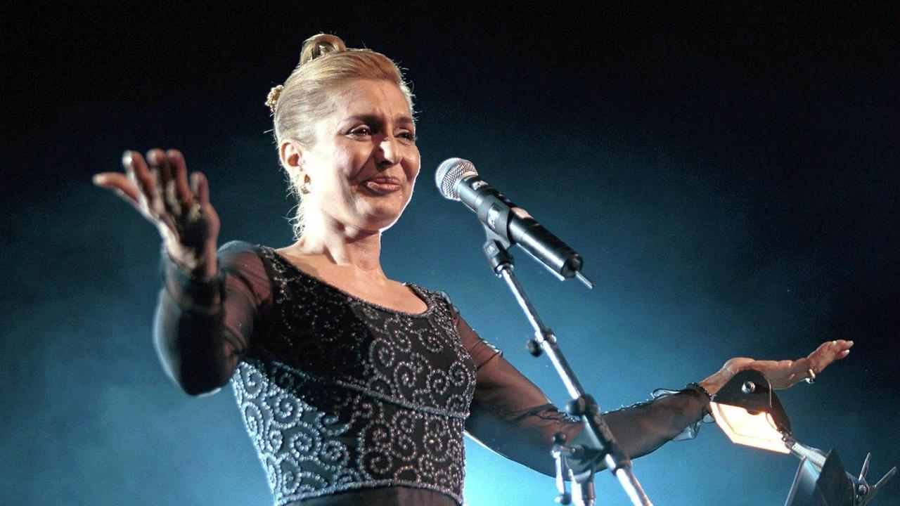Sängerin Googoosh während eines Konzerts in Vancouver 2000. Sängerin Googoosh während eines Konzerts in Vancouver 2000.