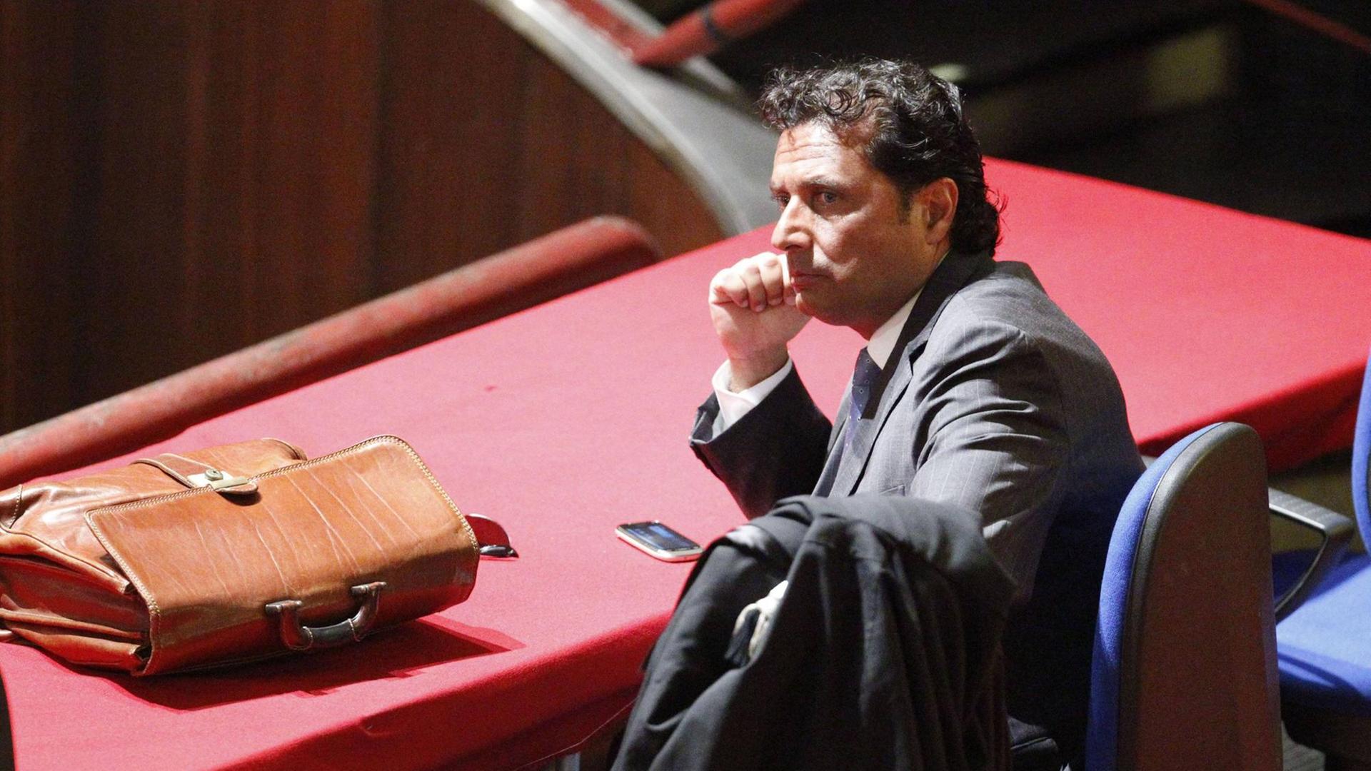 Der Kapitän der Costa Concordia, Francesco Schettino, vor Gericht. Der Kapitän der Costa Concordia, Francesco Schettino, vor Gericht.