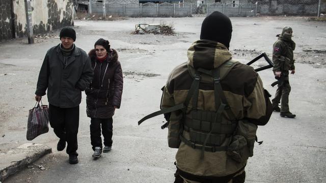 Ein Kämpfer der prorussischen Separatisten geht in der Provinz Donezk über einen zerstörten Marktplatz.
