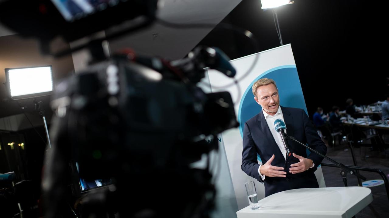 Christian Lindner, Bundesvorsitzender der FDP, gibt beim Bundesparteitag der Freien Demokraten (FDP) ein Fernsehinterview. 