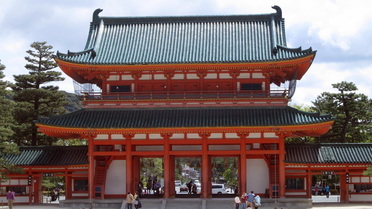 Haupteingang zum shintoistischen Heian-Schrein in Kyoto, 17.01.2014