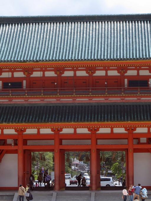 Haupteingang zum shintoistischen Heian-Schrein in Kyoto, 17.01.2014