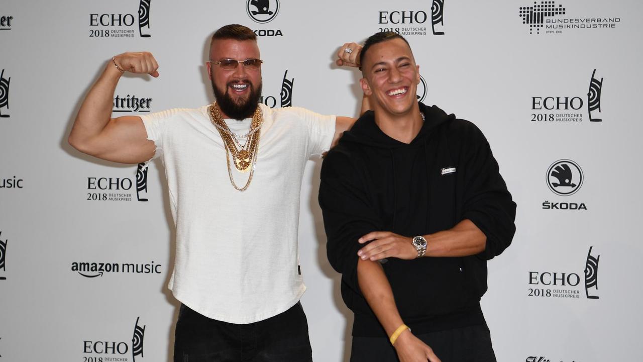 Die Rapper Kollegah und Farid Bang posieren vor einer Werbepartnerwand bei der Echo-Verleihung 2018. Die Rapper Kollegah und Farid Bang posieren vor einer Werbepartnerwand bei der Echo-Verleihung 2018.