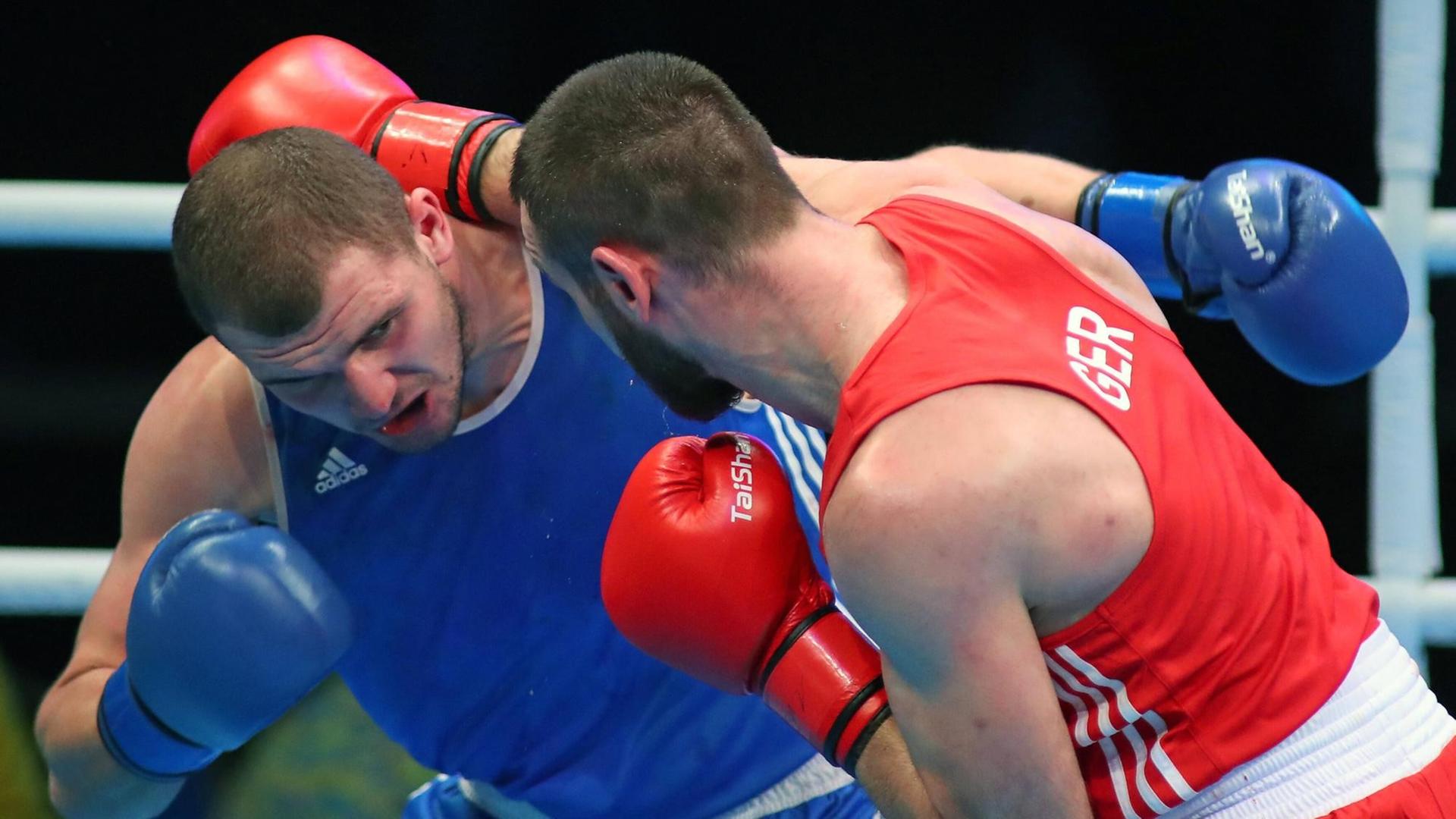 Der deutsche Boxer Ibragim Bazuev (rotes Shirt) und Stepan Hrekul (Ukraine) stehen sich beim Oympia-Qualifikationsturnier in London im Ring gegenüber Der deutsche Boxer Ibragim Bazuev (rotes Shirt) und Stepan Hrekul (Ukraine) stehen sich beim Oympia-Qualifikationsturnier in London im Ring gegenüber