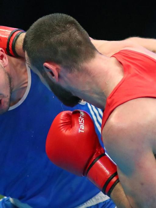 Der deutsche Boxer Ibragim Bazuev (rotes Shirt) und Stepan Hrekul (Ukraine) stehen sich bei einem Oympia-Qualifikationsturnier in London im Ring gegenüber