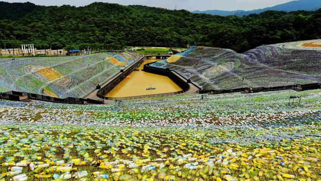 Aus vier Millionen recycelten Plastikflaschen haben Künstler für das Projekt "Das Sternenparadies" das Gemälde "Sternennacht" von Vincent van Gogh als Mosaik in der taiwanesischen Hafenstadt Keelung gelegt.