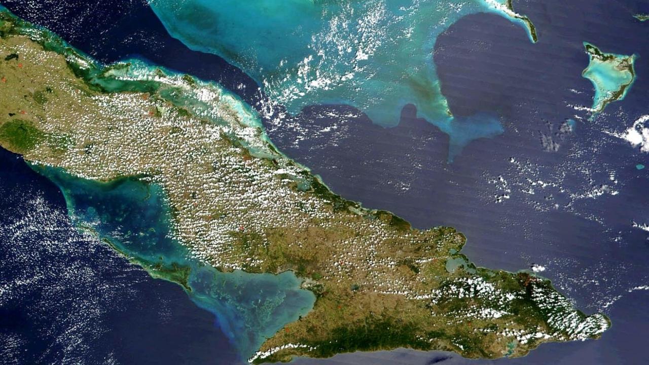 Das am 15. April 2002 von der NASA veröffentliche Foto zeigt die Bahamas-Inseln in der Karibik und Kuba (unten), aufgenommen am 16.3.2002 von MODIS (Moderate Resolution Imaging Spectroradiometer). In der Bildmitte liegt die Andros Insel umgeben vom hellblauen Wasser der Great Bahama Bank, einem Korallenriff.