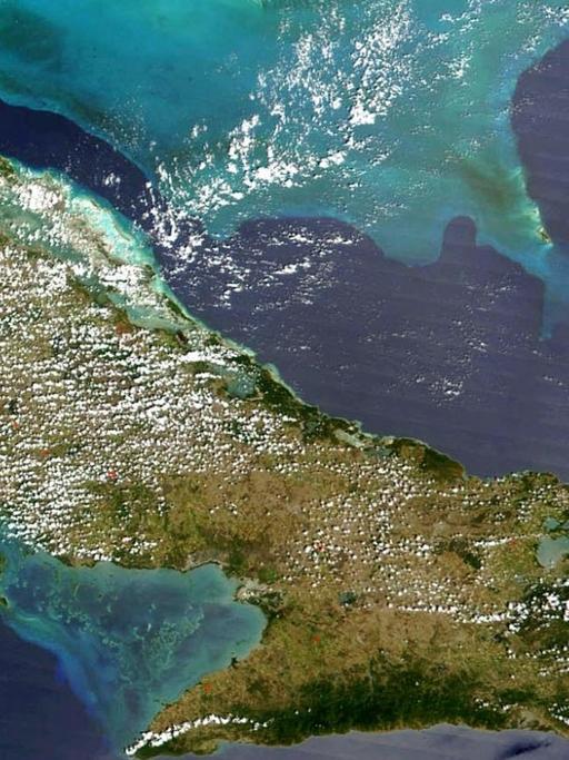 Das am 15. April 2002 von der NASA veröffentliche Foto zeigt  die Karibik und Kuba (unten), 