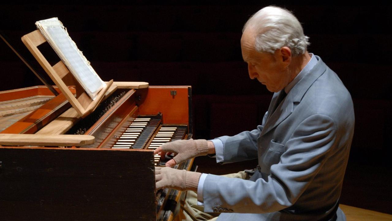 An allen historischen Tasteninstrumenten zuhause: Gustav Leonhardt in späten Jahren am Cembalo An allen historischen Tasteninstrumenten zuhause: Gustav Leonhardt in späten Jahren am Cembalo