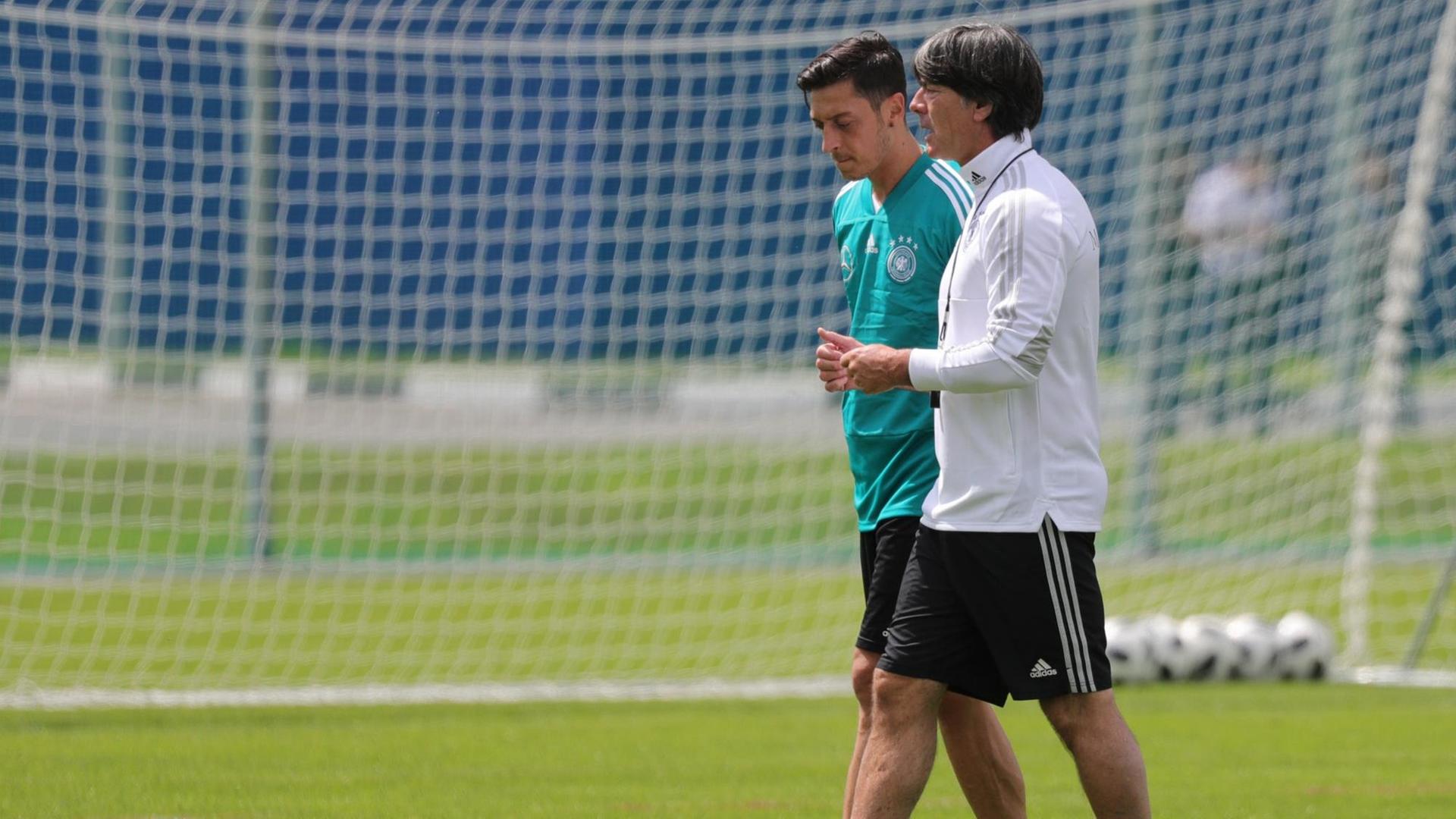 Bundestrainer Joachim Löw und Mezut Özil unterhalten sich während der WM 2018