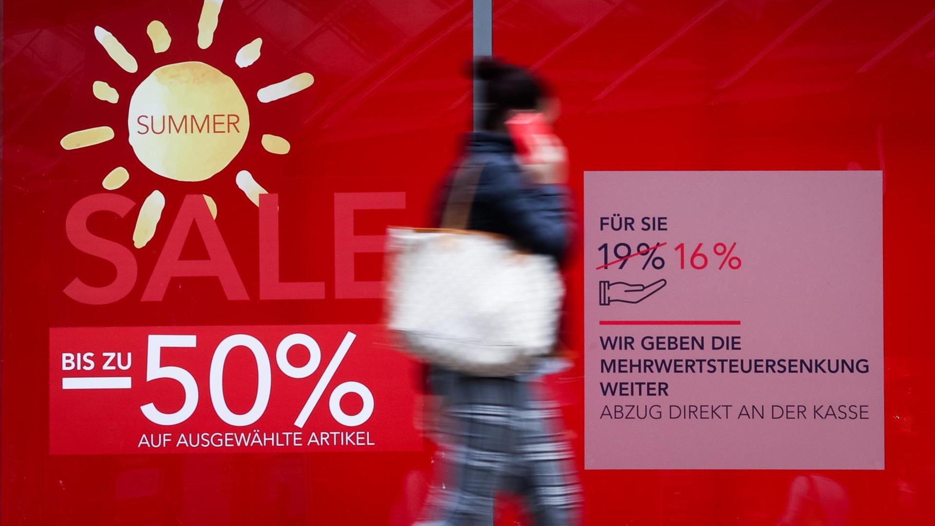 Schilder mit der Aufschrift "Summer Sale" und "Für Sie 16%, wir geben die Mehrwertsteuersenkung weiter, Abzug direkt an der Kasse" sind einem Schaufenster in der Hamburger Innenstadt zu sehen. Um den Corona-geschwächten Konsum wieder anzukurbeln reduziert die Bundesregierung seit dem 01.07.2020 für ein halbes Jahr die Umsatzsteuer von 19 auf 16 Prozent sowie den ermäßigten Umsatzsteuersatz von 7 auf 5 Prozent. Schilder mit der Aufschrift "Summer Sale" und "Für Sie 16%, wir geben die Mehrwertsteuersenkung weiter, Abzug direkt an der Kasse" sind einem Schaufenster in der Hamburger Innenstadt zu sehen. Um den Corona-geschwächten Konsum wieder anzukurbeln reduziert die Bundesregierung seit dem 01.07.2020 für ein halbes Jahr die Umsatzsteuer von 19 auf 16 Prozent sowie den ermäßigten Umsatzsteuersatz von 7 auf 5 Prozent.