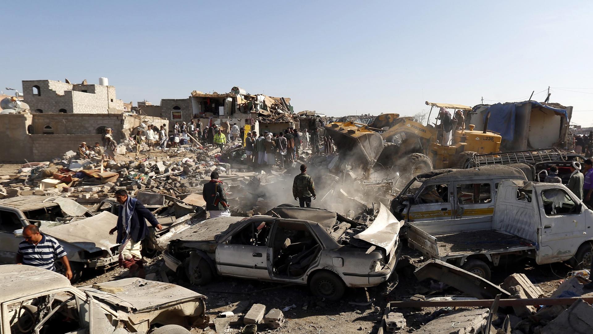 Zerstörungen in Sanaa am 26. März 2014 nach einem saudischen Angriff Zerstörungen in Sanaa am 26. März 2014 nach einem saudischen Angriff