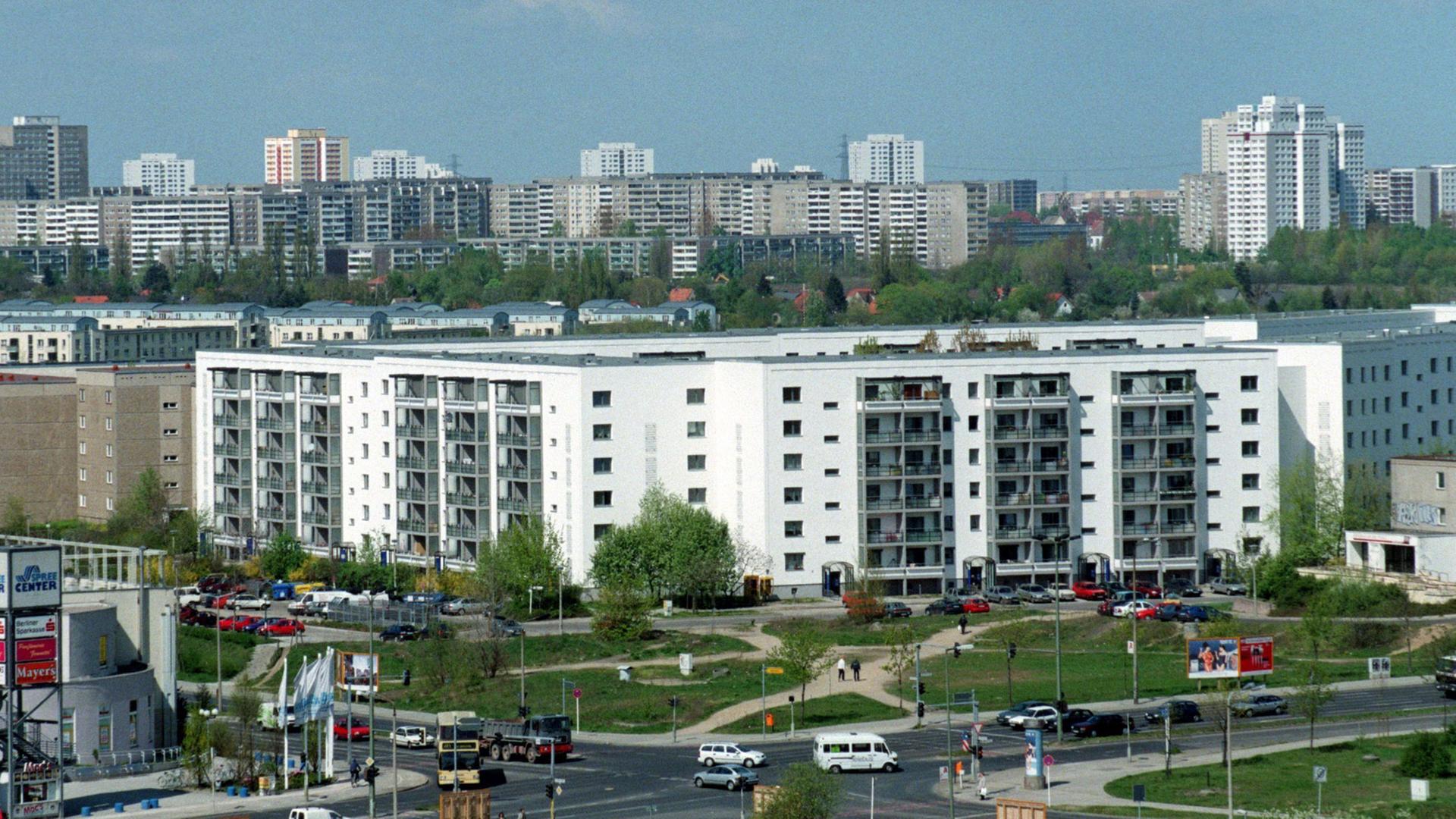Berlin/Hellersdorf: Blick auf die Kreuzung Cecilienstraße Ecke Hellersdorfer Straße. Im Hintergrund sind bereits die Hochhäuser in Marzahn zu sehen. Berlin/Hellersdorf: Blick auf die Kreuzung Cecilienstraße Ecke Hellersdorfer Straße. Im Hintergrund sind bereits die Hochhäuser in Marzahn zu sehen.