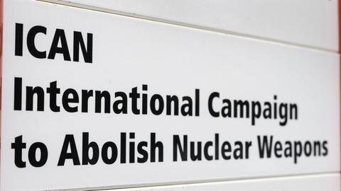 Schild am Hauptsitz der Internationalen Kampagne zur Abschaffung von Atomwaffen, ICAN.