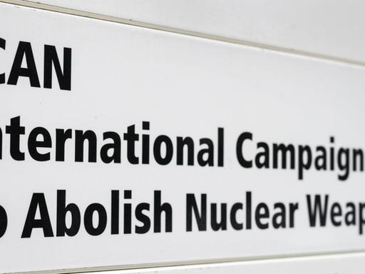 Schild am Hauptsitz der Internationalen Kampagne zur Abschaffung von Atomwaffen, ICAN.