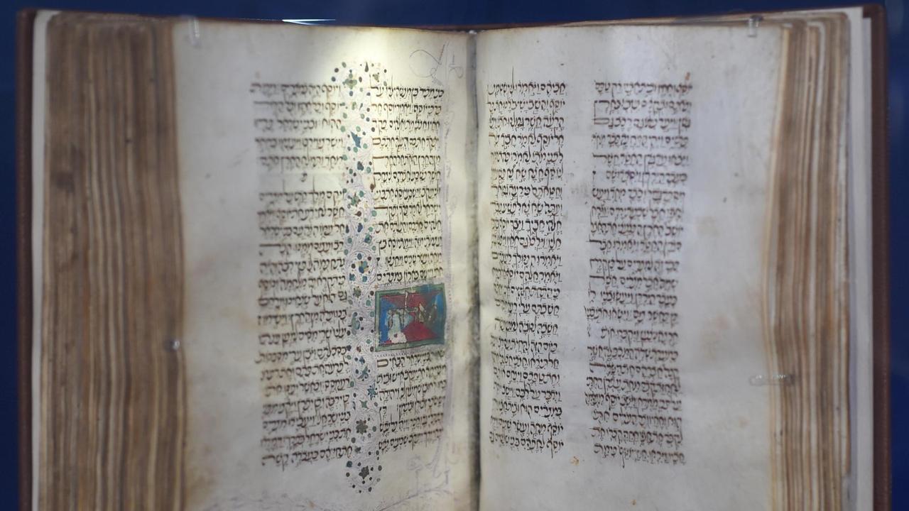 Eine hebräische Handschrift ist am 03.04.2014 im Jüdischen Museum in Berlin zu sehen. Eine hebräische Handschrift ist am 03.04.2014 im Jüdischen Museum in Berlin zu sehen.