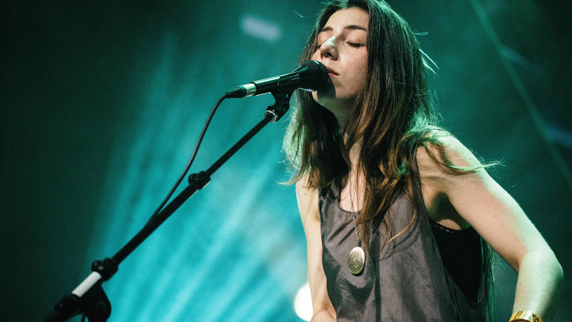 Julia Holter singt 2014 auf dem Roskilde-Festival.