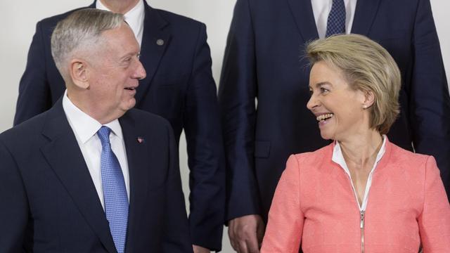 Der US-Verteidigungsminister Jim Mattis und Verteidigungsministerin Ursula von der Leyen lachen sich an.