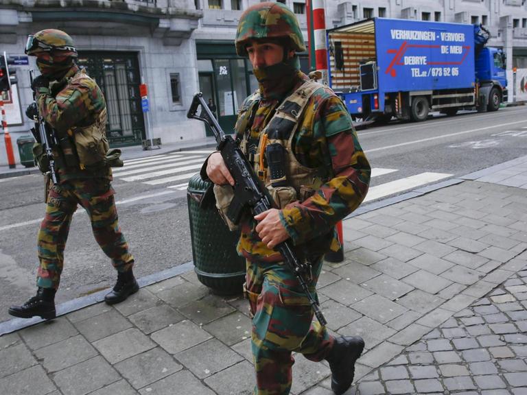 Soldaten patrouillieren in der Brüsseler Innenstadt.