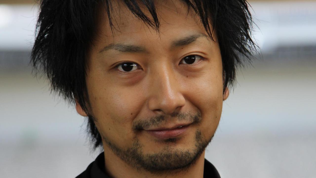 Der Cellist und Shintoist Takuro Okada Der Cellist und Shintoist Takuro Okada