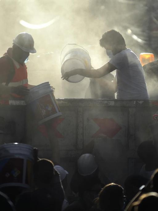 Nach dem Beben in Mexiko City: Rettungskräfte suchen immer noch nach Überlebenden in den Trümmer.