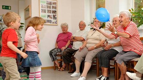 Kinder und Senioren