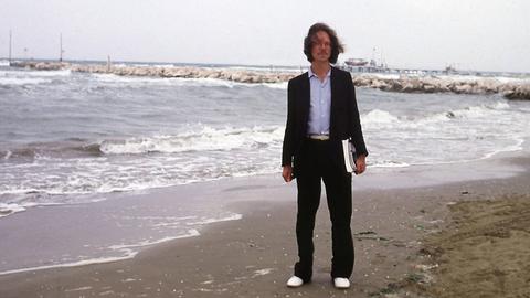 Peter Handke beim Spaziergang auf der Insel Lido, Venedig 1982.