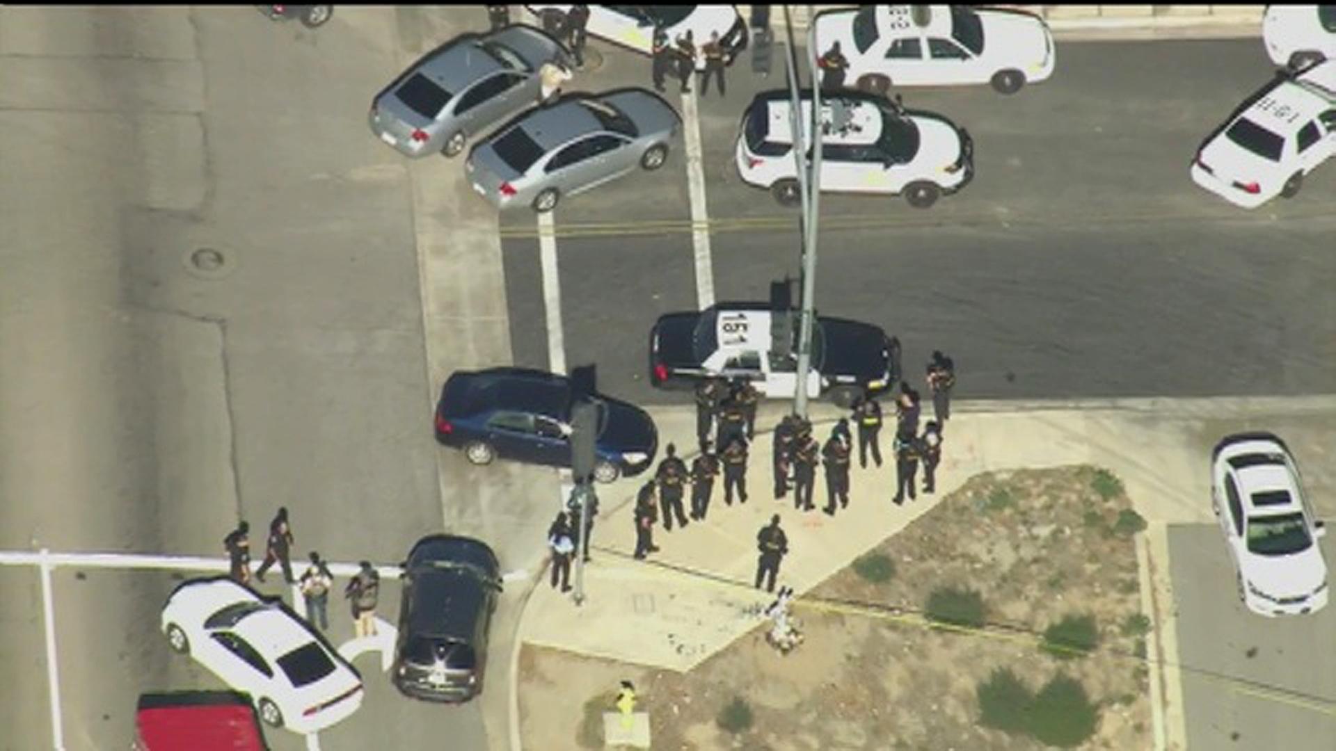 Polizisten sichern in San Bernardino in den USA eine Kreuzung.