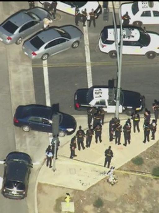 Polizisten sichern in San Bernardino in den USA eine Kreuzung.