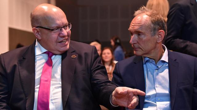 Bundeswirtschaftsminister Peter Altmaier (CDU, l) und Tim Berners-Lee, Erfinder des World Wide Web, unterhalten sich auf dem Internet Governance Forum (IGF).
