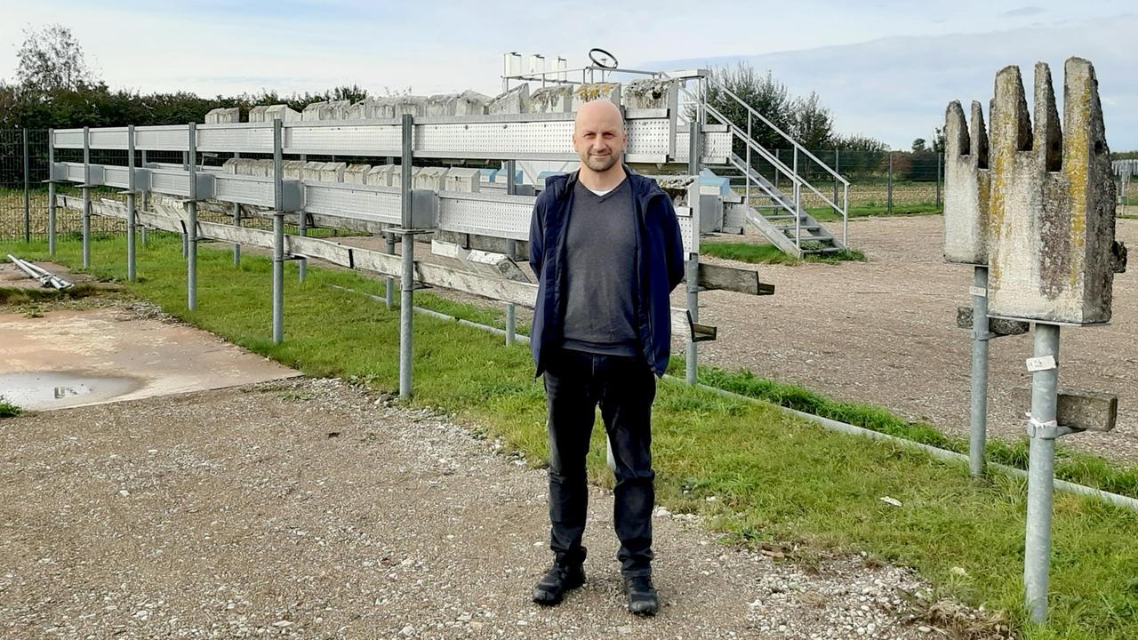 Volker Thome steht auf dem Gelände des Tagebaus Volker Thome steht auf dem Gelände des Tagebaus