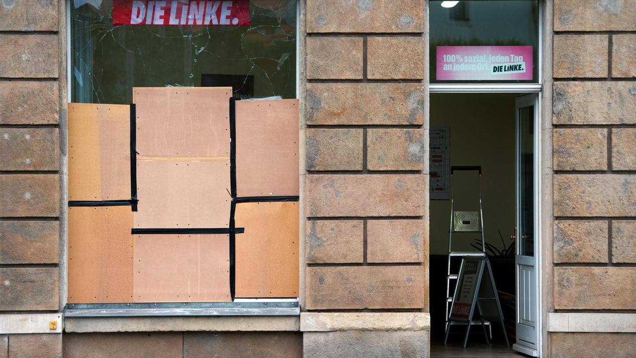 Das Fenster des Büros der Linkspartei in Freital (Sachsen) ist am 21.09.2015 nach einem Anschlag zerborsten und mit Holzplatten gesichert.