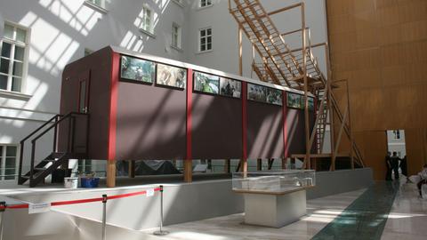 Installation mit einem Bauwagen des russischen Konzeptkünstlers Illja Kabakow in der Eremitage in St.Petersburg