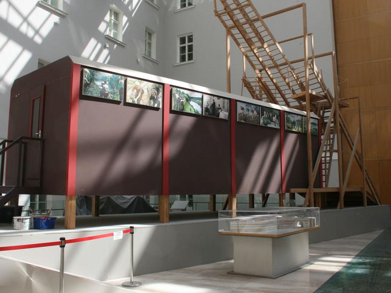 Installation mit einem Bauwagen des russischen Konzeptkünstlers Illja Kabakow in der Eremitage in St.Petersburg