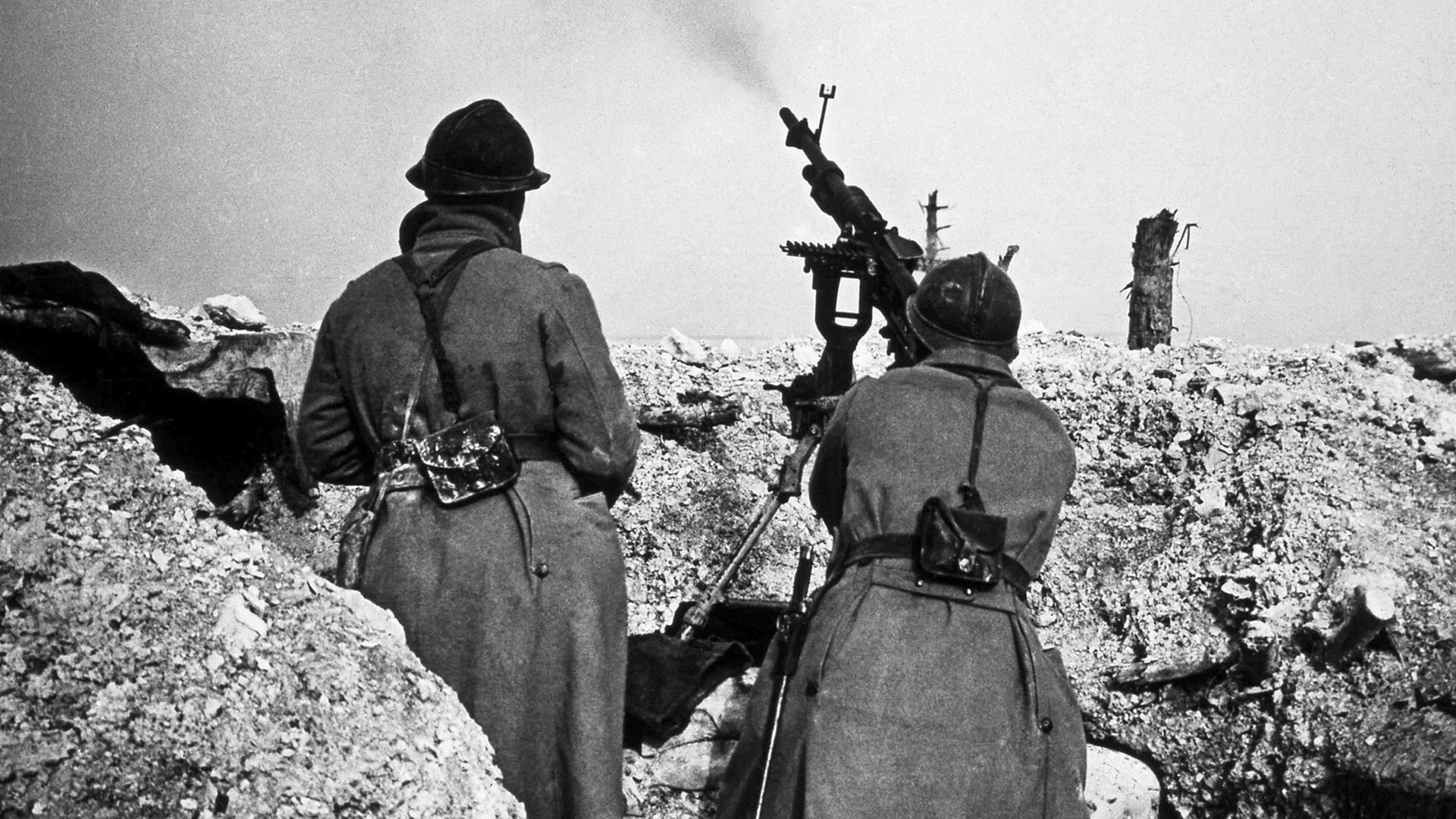 Soldaten der französischen Armee im Ersten Weltkrieg (1914-1918) in einem Schützengraben Soldaten der französischen Armee im Ersten Weltkrieg (1914-1918) in einem Schützengraben