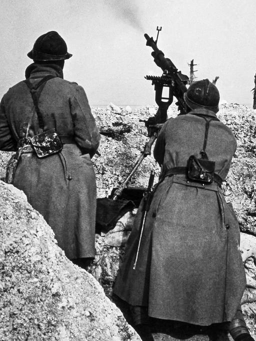 Soldaten der französischen Armee im Ersten Weltkrieg (1914-1918) in einem Schützengraben.