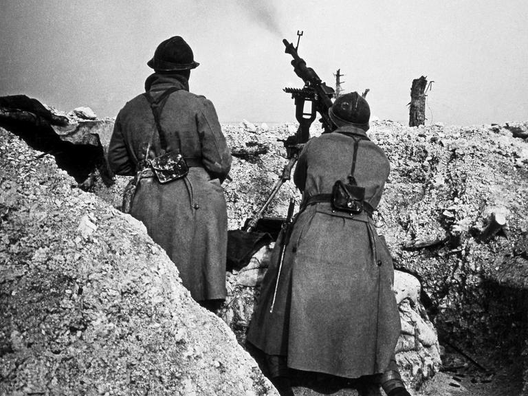 Soldaten der französischen Armee im Ersten Weltkrieg (1914-1918) in einem Schützengraben.