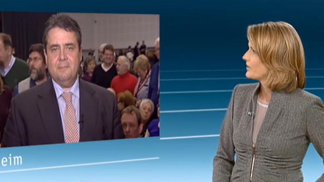 Screenshot der ZDF-Nachrichtensendung «heute journal» vom 28.11.2013 zeigt den aus der Stadthalle in Hofheim am Taunus (Hessen) am Rande einer Regionalkonferenz zugeschalteten SPD-Parteivorsitzenden Sigmar Gabriel während er der Moderatorin Marietta Slomka ein Interview gibt. Screenshot der ZDF-Nachrichtensendung «heute journal» vom 28.11.2013 zeigt den aus der Stadthalle in Hofheim am Taunus (Hessen) am Rande einer Regionalkonferenz zugeschalteten SPD-Parteivorsitzenden Sigmar Gabriel während er der Moderatorin Marietta Slomka ein Interview gibt.