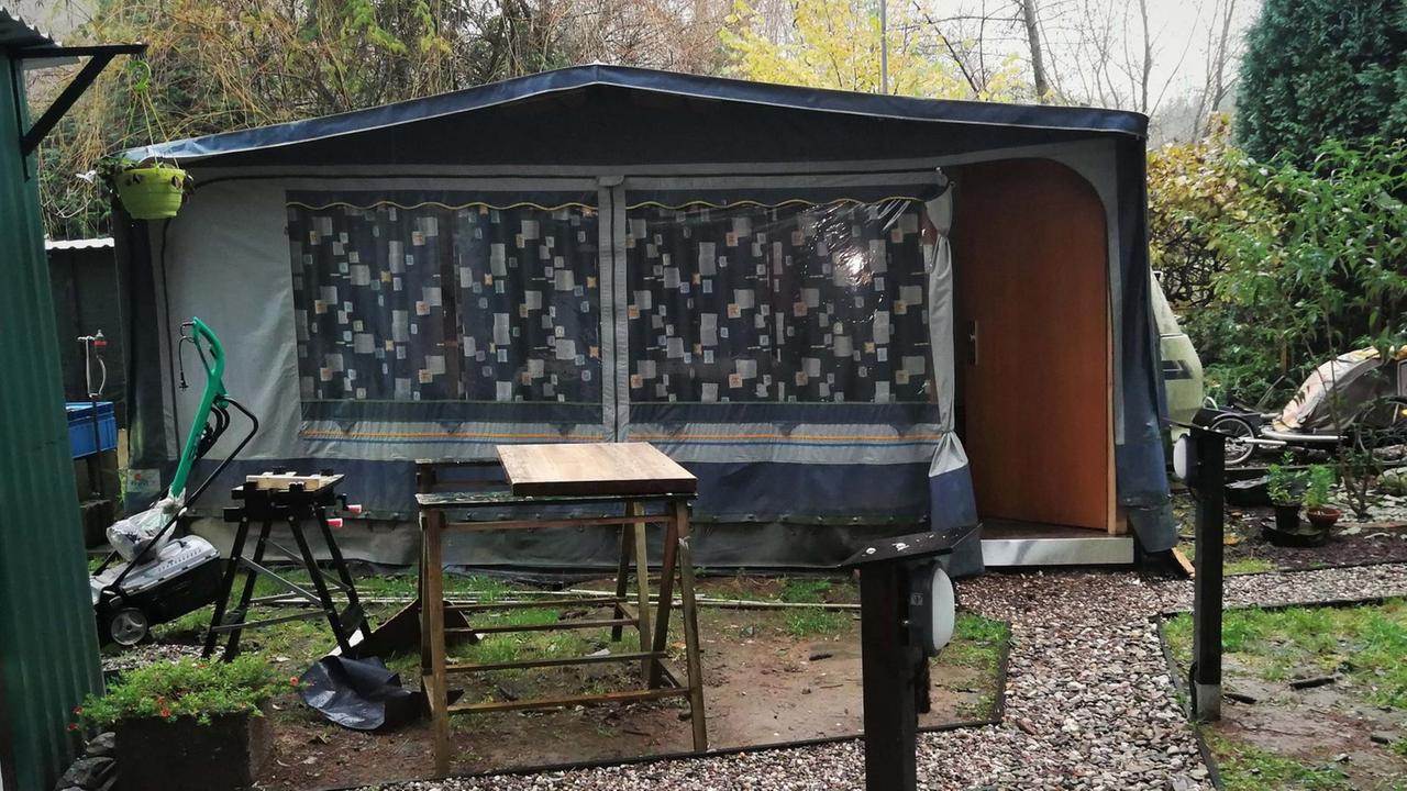 Ein Zelt vor einem Wohnwagen auf einem Campingplatz. Ein Zelt vor einem Wohnwagen auf einem Campingplatz.