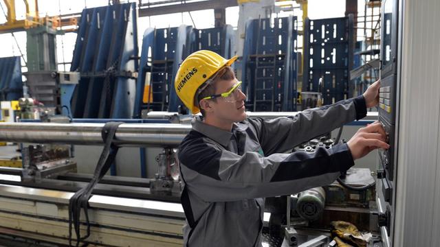 Ein Siemens-Mitarbeiter in einem Gasturbinenwerk in Berlin