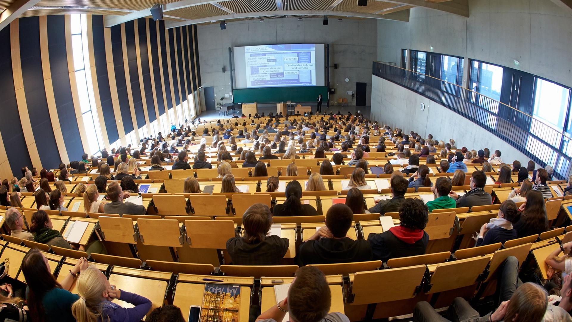 793 Studenten sitzen bei der Erstsemesterbegrüßung am Campus Koblenz der Universität Koblenz-Landau in Koblenz-Rheinland-Pfalz im großen Hörsaal. 793 Studenten sitzen bei der Erstsemesterbegrüßung am Campus Koblenz der Universität Koblenz-Landau in Koblenz-Rheinland-Pfalz im großen Hörsaal.