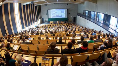 793 Studenten sitzen bei der Erstsemesterbegrüßung am Campus Koblenz der Universität Koblenz-Landau in Koblenz-Rheinland-Pfalz im großen Hörsaal.