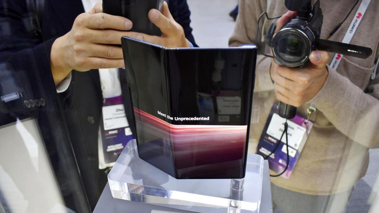 26.02.2019, Spanien: ©Kyodo/MAXPPP - 26/02/2019 ; Photo taken Feb. 25, 2019, shows the new Huawei Mate X foldable smartphone being exhibited at the Mobile World Congress fair in Barcelona. (Kyodo)
==Kyodo Foto: MAXPPP |