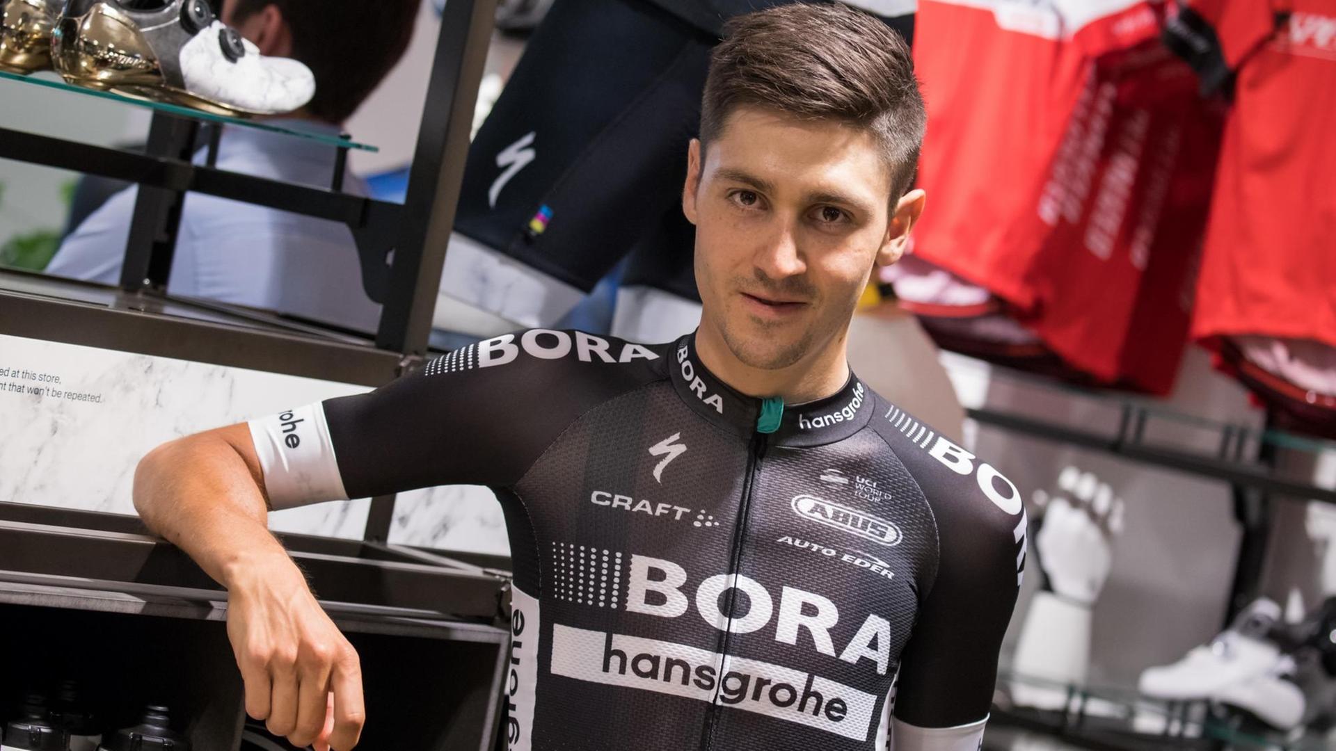 Der deutsche Radrennfahrer Emanuel Buchmann vom Team Bora - hansgrohe, aufgenommen am 29.06.2017 am Rande einer Pressekonferenz in Düsseldorf (Nordrhein-Westfalen). Der deutsche Radrennfahrer Emanuel Buchmann vom Team Bora - hansgrohe, aufgenommen am 29.06.2017 am Rande einer Pressekonferenz in Düsseldorf (Nordrhein-Westfalen).