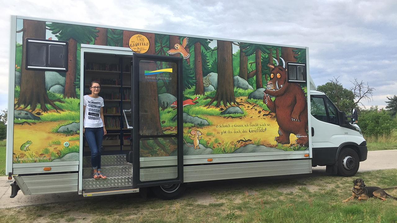 Anna Köhler steht in ihrem Bücherbus Anna Köhler steht in ihrem Bücherbus