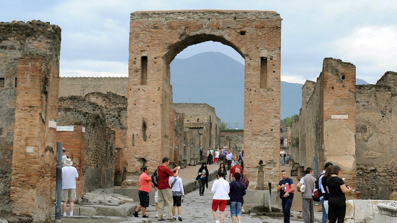 Touristen besichtigen das ausgegrabene Forum in der antiken Stadt Pompeji, aufgenommen am 21.09.2009. Das Forum befindet sich inmitten der Altstadt Pompejis. Touristen besichtigen das ausgegrabene Forum in der antiken Stadt Pompeji, aufgenommen am 21.09.2009. Das Forum befindet sich inmitten der Altstadt Pompejis.