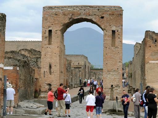 Touristen besichtigen das ausgegrabene Forum in der antiken Stadt Pompeji, aufgenommen am 21.09.2009. Das Forum befindet sich inmitten der Altstadt Pompejis.