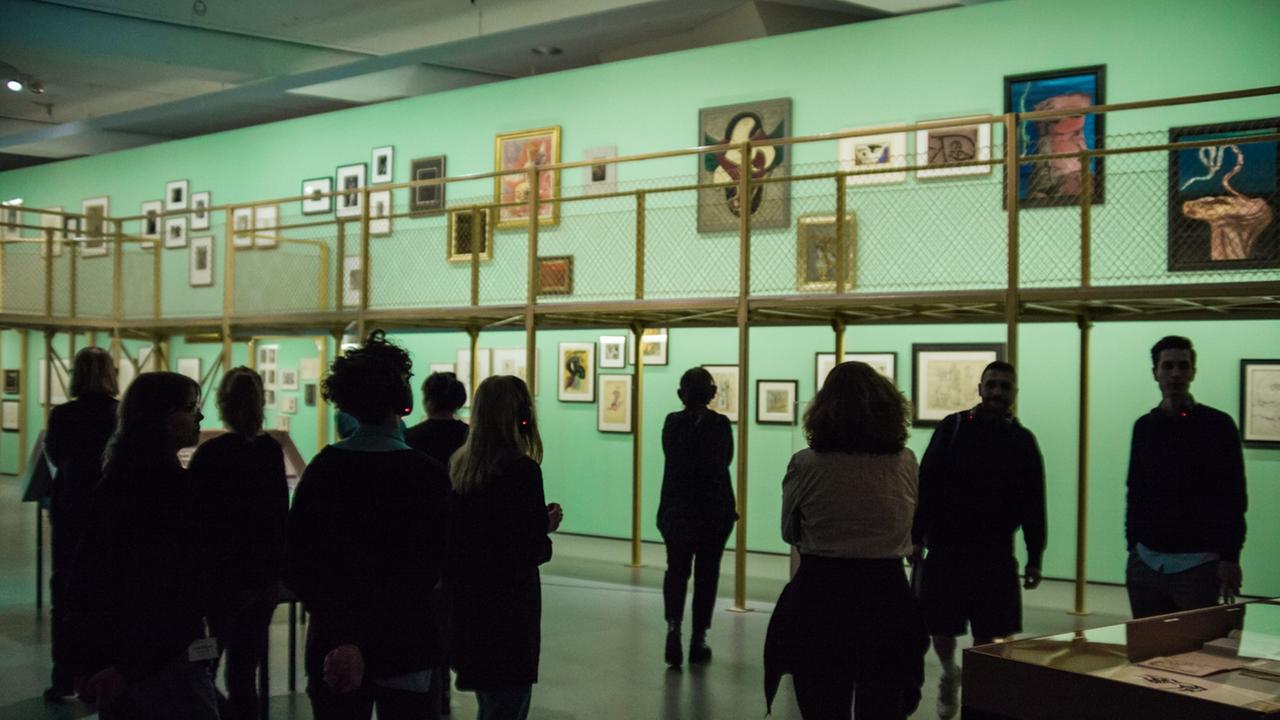 Ausstellungsansicht bei der Eröffnung der Ausstellung "Neolithische Kindheit - Kunst in einer falschen Gegenwart, ca. 1930" am 12.4.2018 im Haus der Kulturen der Welt in Berlin. Ausstellungsansicht bei der Eröffnung der Ausstellung "Neolithische Kindheit - Kunst in einer falschen Gegenwart, ca. 1930" am 12.4.2018 im Haus der Kulturen der Welt in Berlin.